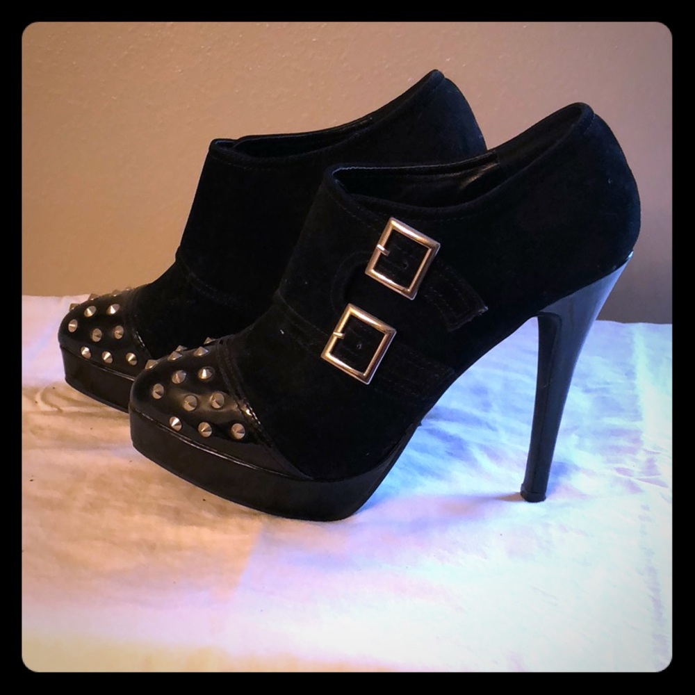 Rue 21 black velvet heels